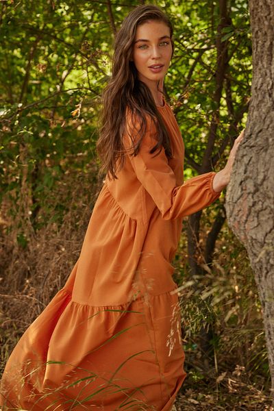 Trendyol Modest Gewebtes Kleid aus Baumwolle mit weiter Passform und Raffung in Zimtfarbe TCTSS21EL3470