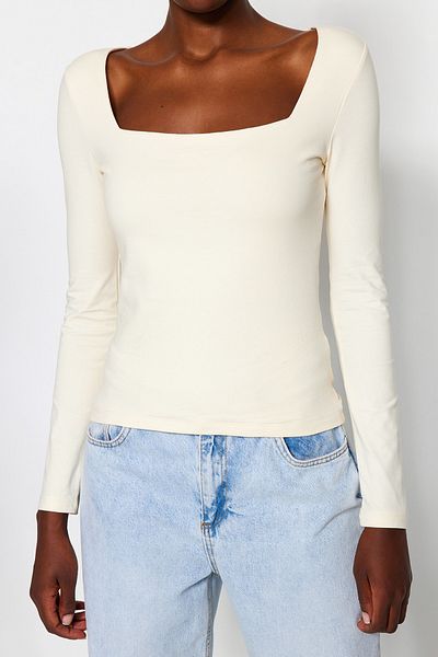 Trendyol Collection Eng anliegende Strickbluse aus steingrauer, dehnbarer Baumwolle mit quadratischem Ausschnitt TWOAW24BZ00016