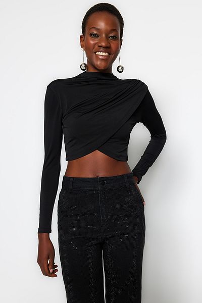 Trendyol Collection Schwarze drapierte Crop-Bluse mit hohem Kragen TWOAW24BZ00164