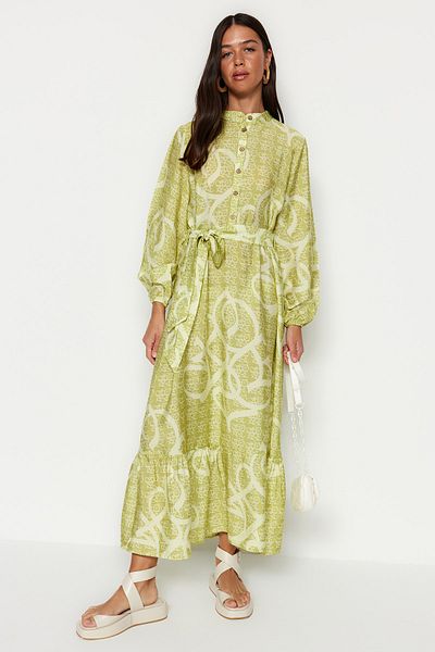 Trendyol Modest Ölgrünes Kleid mit Gürtel, halber Knopfleiste, Rockspitze, Volant, gewebtem Muster TCTSS23EB00366