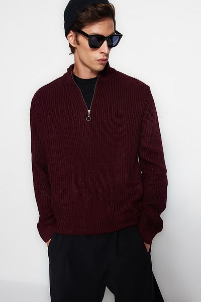 Trendyol Collection Burgunderroter, lässiger, halber Rollkragenpullover mit Reißverschluss und normaler Passform TMNAW22KZ1908