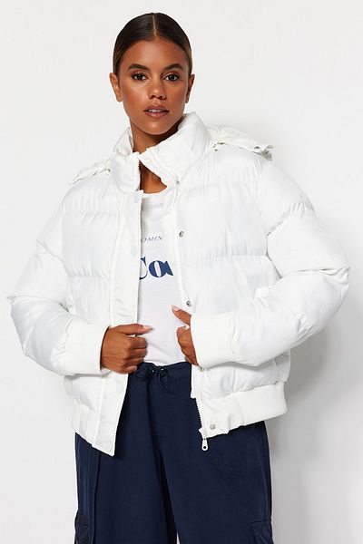 Trendyol Collection Ecrufarbene, wasserabweisende Pufferjacke mit Kapuze TWOAW24MO00166