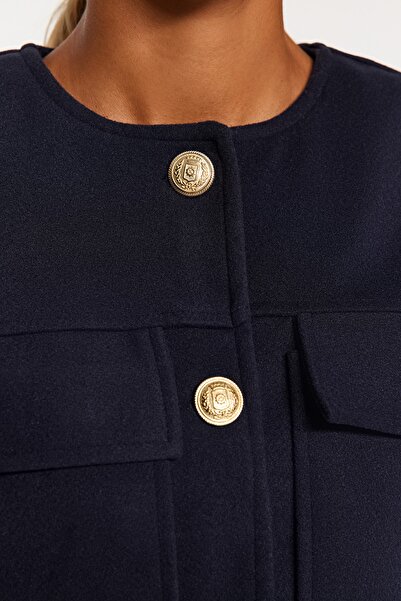Trendyol Collection Detailní bunda s knoflíkem v námořnické modré barvě TWOAW24MO00132