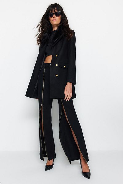 Trendyol Collection Palton negru de cașmir cu nasturi aurii, cu guler de blană premium TWOAW24KB00100
