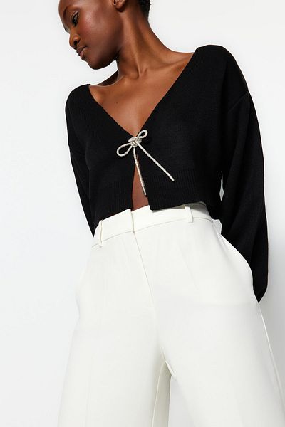 Trendyol Collection Schwarzer Super Crop Strick-Cardigan – TWOAW24HI00315 mit Schleifendetail