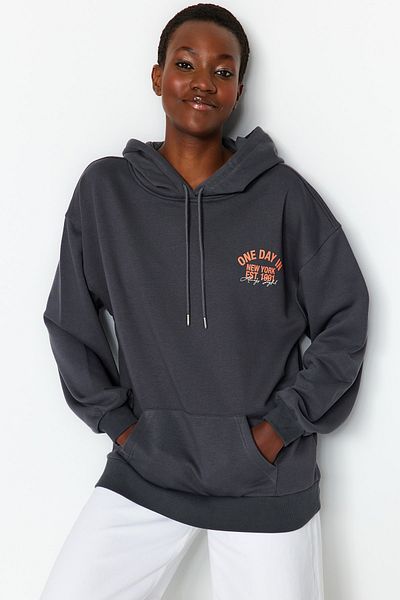 Trendyol Collection Anthracite Slogan Printed Oversize Hooded Thick Knitted Sweatshirt TWOAW24SW00026
