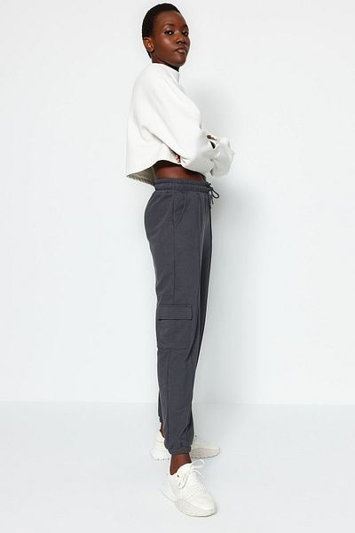 Trendyol Collection Anthrazitfarbene, lockere Jogger-Sweathose aus dickem Strick mit Cargo-Taschen TWOAW24EA00005