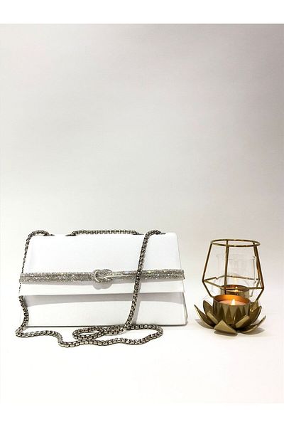Piedra Βραδινή τσάντα φορέματος σε χρώμα Mother of Pearl με λεπτομέρεια από πέτρα από σατέν ύφασμα και μαγνητικό κάλυμμα - Χέρι και ιμάντα ώμου