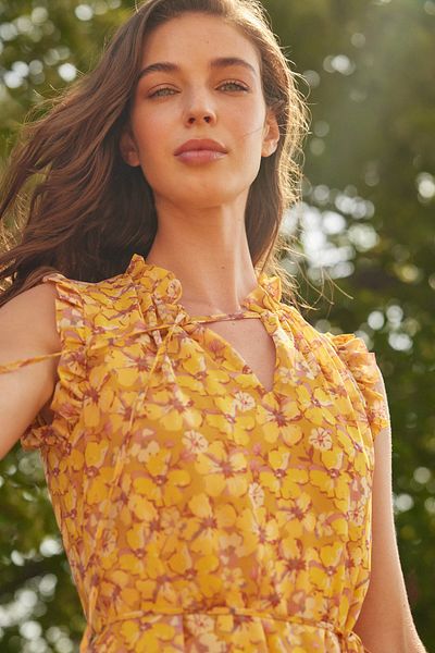 Trendyol Collection Gelbes A-Linien-Midikleid aus gefüttertem Chiffongewebe mit Blumendruck TWOSS23EL01840