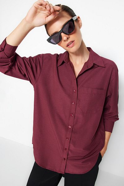 Trendyol Collection Dunkelburgunderfarbenes Boyfriend-Hemd aus Baumwolle mit breiter Passform und einer Tasche TWOAW20GO0115