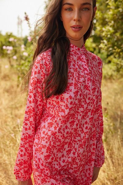 Trendyol Modest Rotes, gewebtes Kleid mit Blumenmuster, halber Knopfleiste und Rüschenspitze, gefüttert TCTSS21EL3353