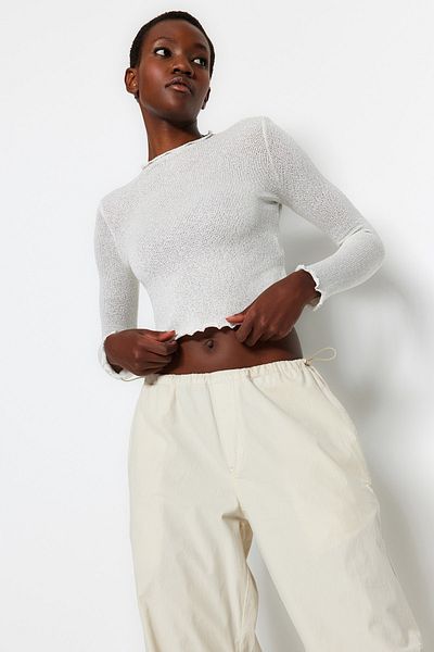 Trendyol Collection Pletená halenka Ecru Lurex Look High Collar Crop Pletená halenka TWOAW24BZ00096