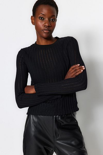 Trendyol Collection Schwarze, transparente Strickbluse aus Stoff mit normaler Länge und Rundhalsausschnitt TWOAW24BZ00094