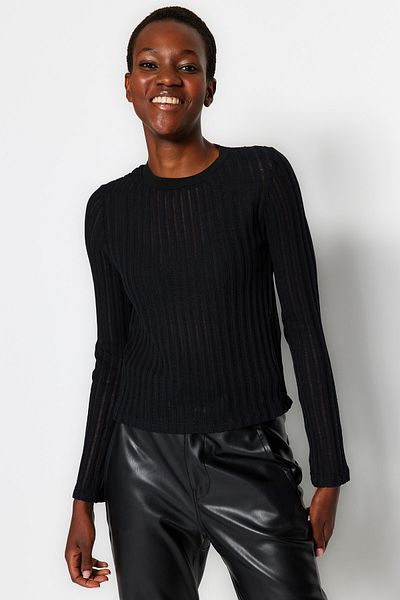 Trendyol Collection Schwarze, transparente Strickbluse aus Stoff mit normaler Länge und Rundhalsausschnitt TWOAW24BZ00094