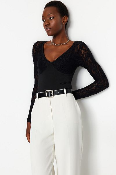 Trendyol Collection Schwarzer Stretch-Strickbody mit V-Ausschnitt, Spitzendetail und Druckknopfverschluss TWOAW24BD00020