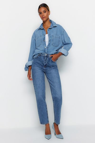 Trendyol Collection Blaue Mom-Jeans mit hoher Taille TWOAW24JE00076