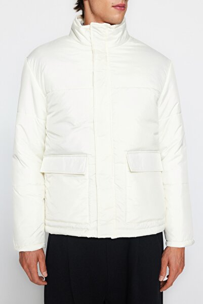 Kolekcia Trendyol Zimná bunda Ecru Puffer – Regular Fit, s vreckami TMNAW22MO0090