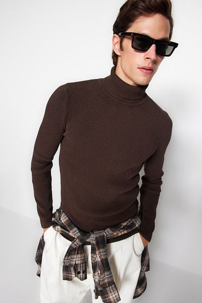 Trendyol Collection Brauner, eng anliegender Rollkragenpullover aus Baumwolle mit Rollkragen TMNAW20MG0031