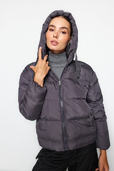 Trendyol Collection Antracitová nadměrná nafukovací bunda s kapucí - vodoodpudivá Twoaw21Mo0022