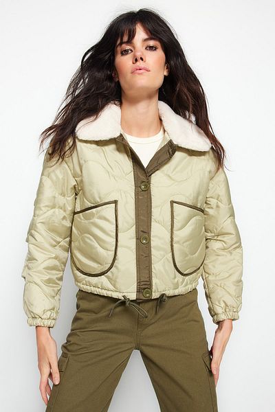 Trendyol Collection Wasserabweisende Steppjacke und Jacke – Farbe Hellkhaki, Block- und Plüschkragendetail