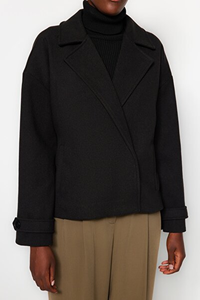 Trendyol Collection Černý oversize široký kabát s razítkem TWOAW24KB00051