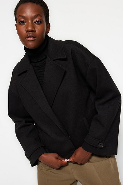 Trendyol Collection Schwarzer Oversize-Mantel mit weitem Schnitt und Stempelmuster TWOAW24KB00051
