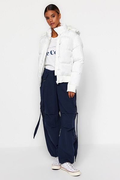 Trendyol Collection Ecrufarbene, wasserabweisende Pufferjacke mit Kapuze TWOAW24MO00166