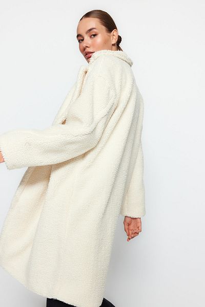 Trendyol Collection Ecru Oversize Weit geschnittener Langer Plüschmantel TWOAW24KB00101