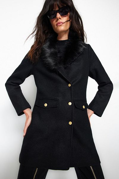 Trendyol Collection Palton negru de cașmir cu nasturi aurii, cu guler de blană premium TWOAW24KB00100