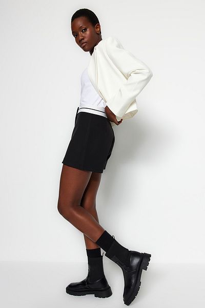 Trendyol Collection Schwarzer gewebter Shortsrock mit Taillendetail TWOAW24SR00009