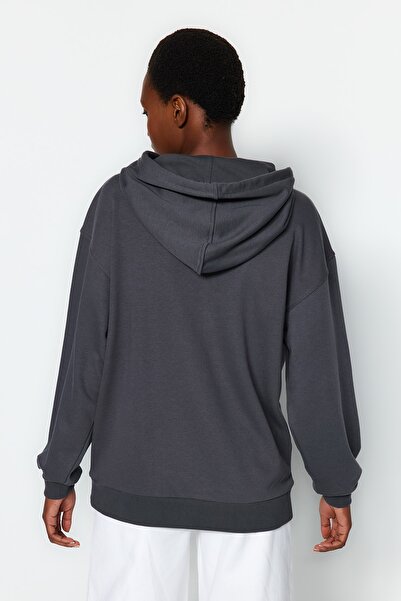 Trendyol Collection Anthracite Slogan Tištěná Oversize Silná pletená mikina s kapucí TWOAW24SW00026