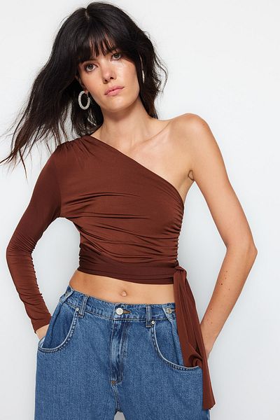 Trendyol Collection Braune, schmale, einärmelige, flexible Strickbluse mit Bindedetail TWOAW23BZ00094