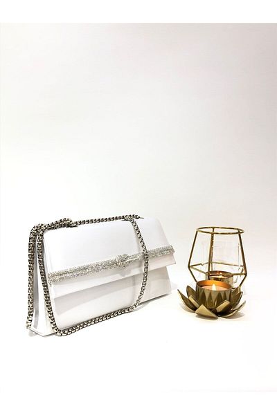 Piedra Βραδινή τσάντα φορέματος σε χρώμα Mother of Pearl με λεπτομέρεια από πέτρα από σατέν ύφασμα και μαγνητικό κάλυμμα - Χέρι και ιμάντα ώμου