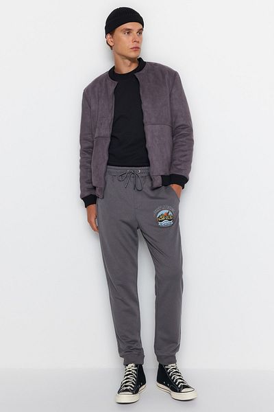 Trendyol Collection Anthrazitfarbene Jogginghose mit Print und normalem Schnitt und Gummibein - TMNAW22EA0528