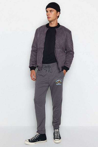 Trendyol Collection Anthrazitfarbene Jogginghose mit Print und normalem Schnitt und Gummibein - TMNAW22EA0528