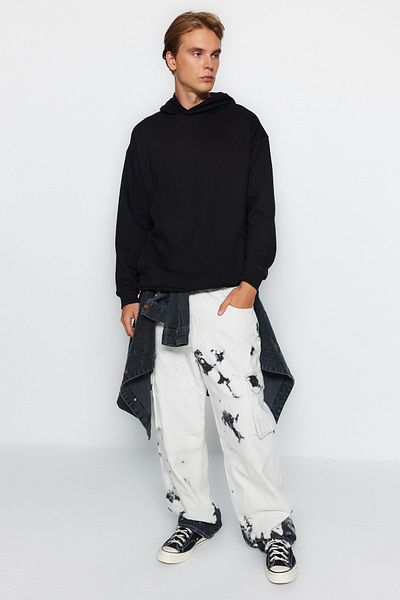 Trendyol Collection Übergroßes schwarzes Kapuzensweatshirt – kleines Stickdetail, dickes Design TMNAW23SW00029