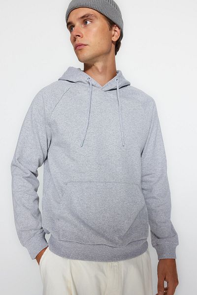 Trendyol Collection Graues Fleece-Sweatshirt mit Kapuze - Normale Schnittform TMNAW23SW00194