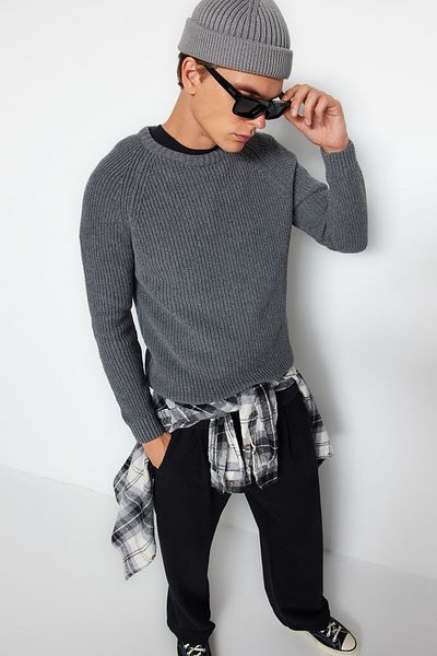 Trendyol Collection Grauer Slim-Fit-Strickpullover aus Wolle mit Rundhalsausschnitt und Raglanärmeln TMNAW20KZ1451