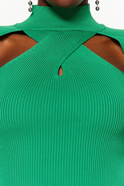 Trendyol Collection Sweter z dzianiny z zielonym okienkiem/wycięciem TWOAW24KZ00266