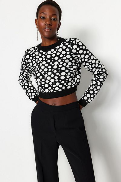 Trendyol Collection Schwarzer Super Crop Strickpullover mit Rundhalsausschnitt TWOAW24KZ00855