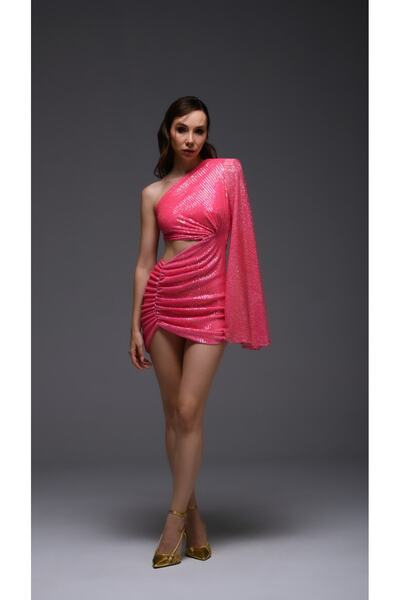 Gira official Rochie roz cu paiete decupate cu mâneci evazate pe un umăr