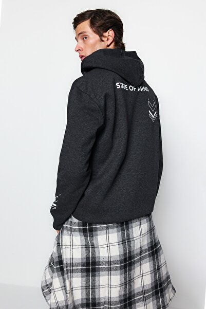 Trendyol Collection Textově tištěná antracitová oversize fleecová mikina - TMNAW23sw00024