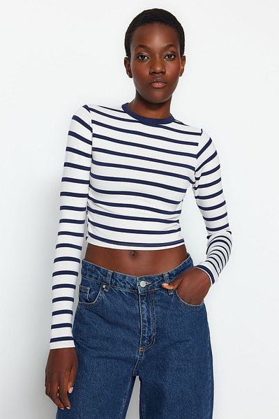 Trendyol Collection Marineblaue, gestreifte Premium-Viskose-Strickbluse aus weichem, eng anliegendem, bauchfreiem Stoff TWOAW24BZ00048