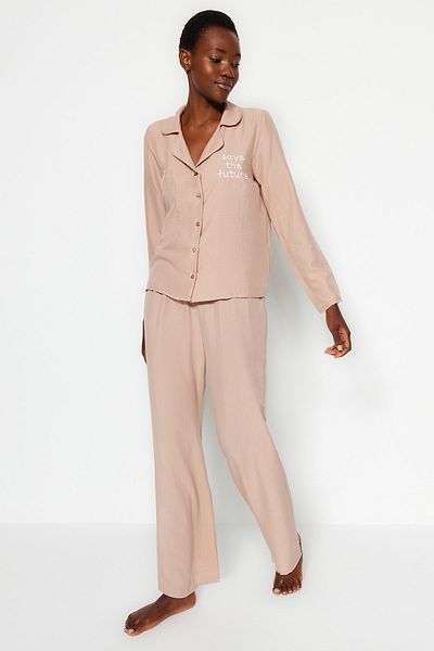 Trendyol Collection Beigefarbenes, mit Slogan besticktes, gewebtes Pyjama-Set aus Satin THMAW24PT00000
