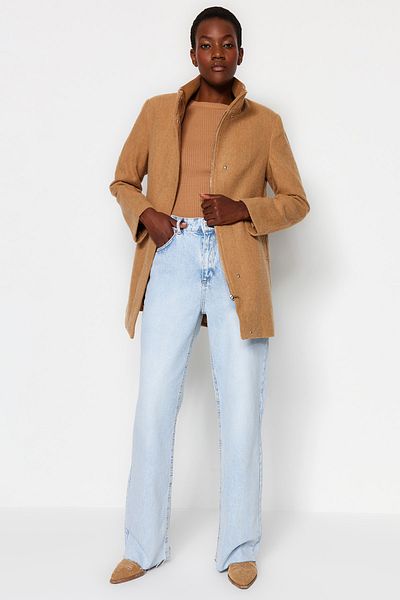 Trendyol Collection Kabát s velbloudím žebrovaným límcem s detailním vzorem vlny TWOAW24KB00059