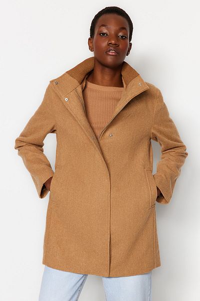 Trendyol Collection Kabát s velbloudím žebrovaným límcem s detailním vzorem vlny TWOAW24KB00059