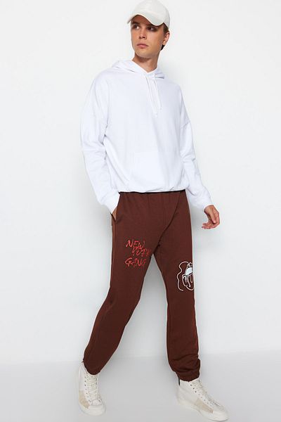 Trendyol Collection Text bedruckt - Braune Oversize-Jogginghose mit elastischen Beinen TMNSS22EA0119