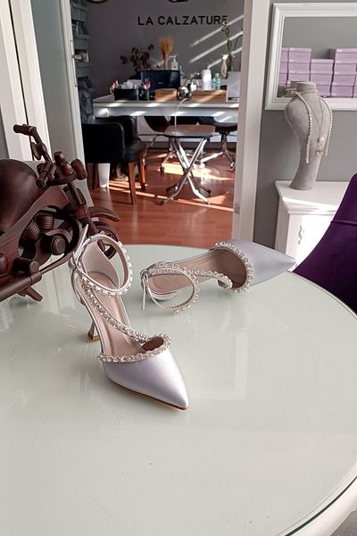 LA CALZATURE Satin argintiu 9 cm Toc Champagne Trei rânduri de accesorii din piatră Rochie de seară stiletto Pantofi de damă