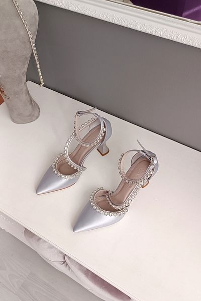 LA CALZATURE Satin argintiu 9 cm Toc Champagne Trei rânduri de accesorii din piatră Rochie de seară stiletto Pantofi de damă