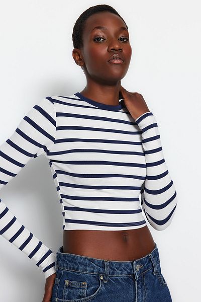 Trendyol Collection Marineblaue, gestreifte Premium-Viskose-Strickbluse aus weichem, eng anliegendem, bauchfreiem Stoff TWOAW24BZ00048